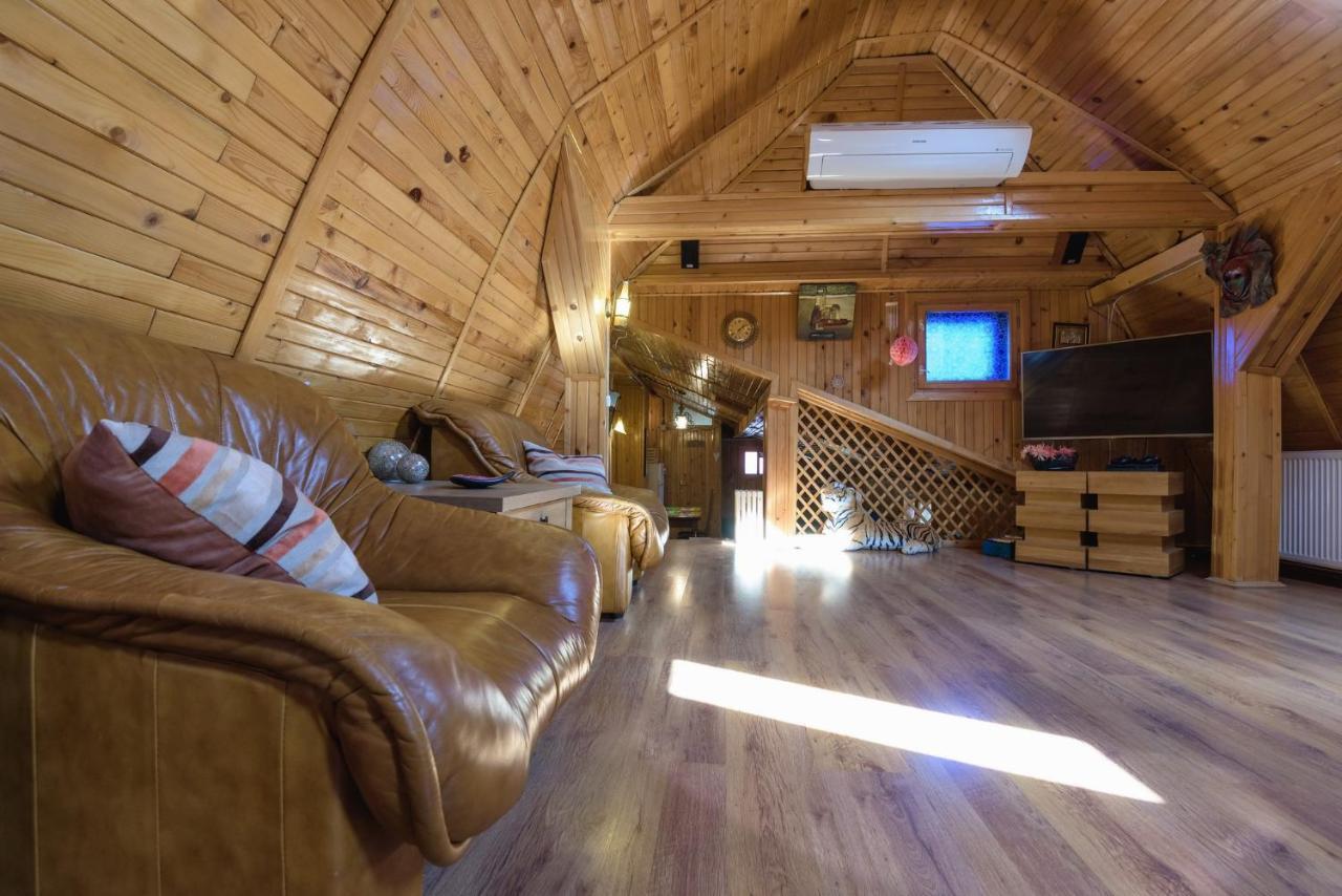 Wooden Attic Apartment Brasov Exterior photo